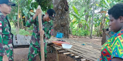 Menumbuk Padi Bersama Warga
