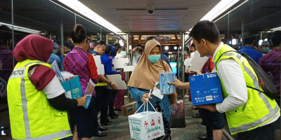Cegah Penyebaran Covid-19, Batik Air Bagikan Masker ke Penumpang
