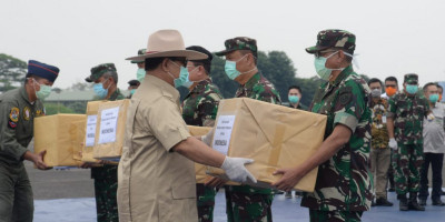 Menhan Prabowo Terima Bantuan Alat Kesehatan dari Tiongkok