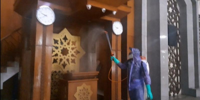 PMI Semprot Disinfektan di Masjid Raya JIC