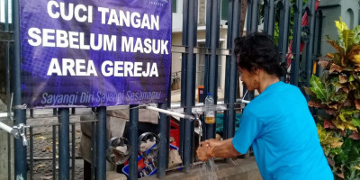  Cuci Tangan Sebelum Masuk Area Gereja