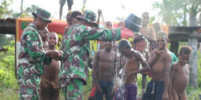 Mandi Bersih di Pedalaman Papua