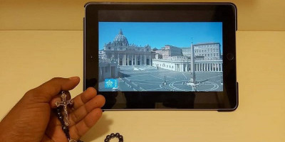 Berdoa dari Roma Bersama Paus di Vatikan