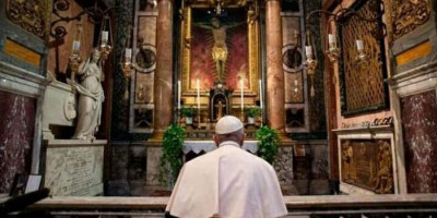 Prosesi Salib Ajaib di Lapangan St Petrus untuk Usir Corona