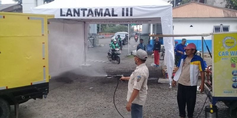 Terima 15 Set APD, Satgas Covid-19 Lantamal III Bantu Semprot Disinfektan di Jakarta Utara