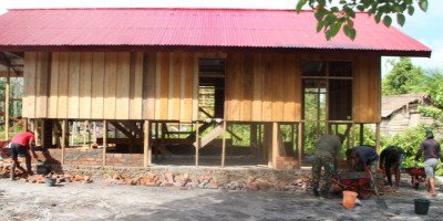 TMMD Kodim 1707/Merauke Bantu Warga Kampung Epem Bangun Rumah    