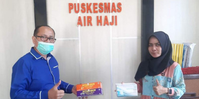 Dukung Petugas Medis, Legislator Novermal Bagikan 18.900 Tablet Vitamin C
