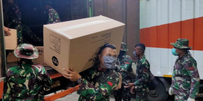 TNI Bantu Distribusikan APD ke Berbagai Daerah
