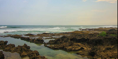 Menikmati Hempasan Ombak di Pantai Pasir Putih 