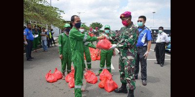 Ringankan Beban Warga, Marinir dan Team Infinity Berbagi Sembako