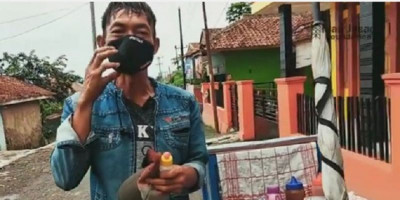 Bareng Ponakan Kecilnya, Vokalis Band Ini Bagikan Masker dan Hand Sanitizer Gratis