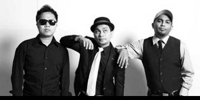 Tangisan Tompi Tumpah Lepas Jenazah Glenn Fredly