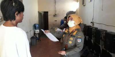 Satpol PP Depok Terus Sosialisasikan Bahaya Covid-19