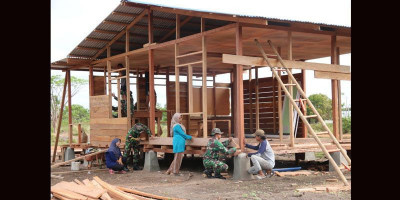 Bantu Warga Perbatasan Bangun Rumah