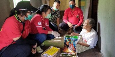 Wali Kota Tjhai Chui Mie Salurkan Langsung Bantuan untuk Warga Singkawang