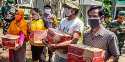 Merubah Isi Bantuan Sosial, Perlunya Memberi Makanan Sehat di Tengah Bencana Covid-19