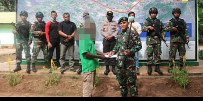 Warga Papua Sadar Hukum, Serahkan Senjata Api dan Munisi ke Tentara RI