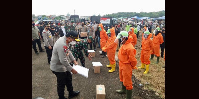 TNI dan Polri Beri Bantuan APD untuk Petugas Pemakaman 