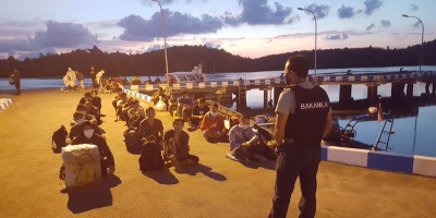 Bakamla Amankan 47 TKI dari Malaysia Melalui Pelabuhan Tikus