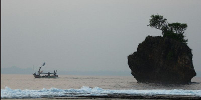 Menikmati Senja di Karang Copong