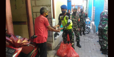 TNI Siapkan Ribuan Nasi Bungkus Setiap Hari untuk Warga 