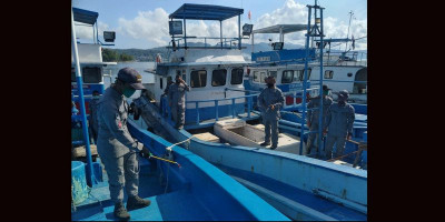 Perangi Corona, Kamla Zona Timur Semprot Disinfektan Pada Kapal Nelayan