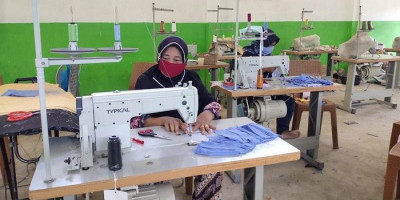 Aksi Perempuan Desa Gambut Produksi Masker Kain untuk Cegah Corona