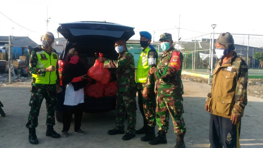 TNI Siapkan Ribuan Nasi Bungkus Setiap Hari Untuk Masyarakat