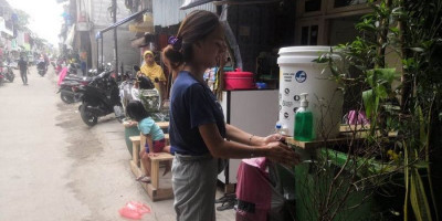 UI Bagikan 150 Unit Ember Cuci Tangan untuk Kampung Kota Siaga Covid-19