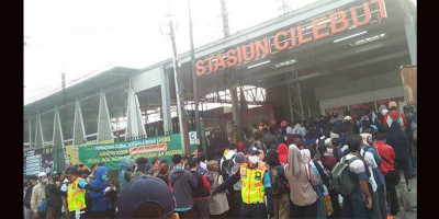 Penumpukan Kembali Terjadi di Stasiun Cilebut, Penumpang Pasrah
