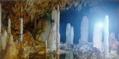 Menikmati Eksotisme Stalaktit dan Stalakmit di Gua Gong 