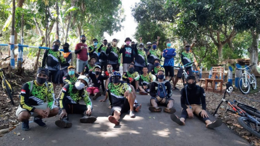 Papa Gowes Menerjang Medan Lumpur