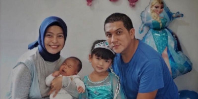 Kebahagiaan Anak Pertama Tantri KotaK Rayakan Ulang Tahun Hanya di Rumah