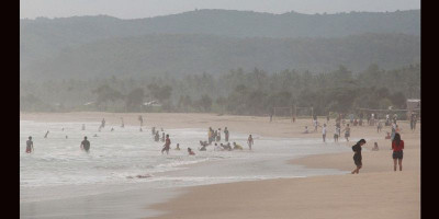 Bermain Ombak di Pantai Pasir Putih Sawarna