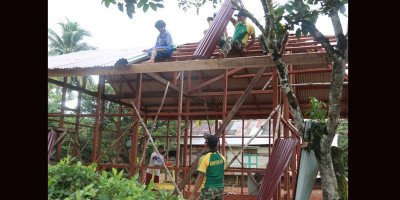 Prajurit Pamtas Yonif 411 Kostrad Bantu Pembangunan Rumah Warga Binaan   