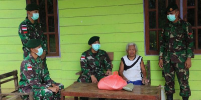 Ringankan Beban Warga Terdampak Corona, Satgas Pamtas RI-PNG Bagikan Sembako di Perbatasan