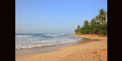 Menikmati Eksotisme Pantai Legon Pari