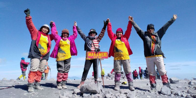 Mendaki Mahameru Ala Kelompok Perempuan di Atas 45 Tahun 