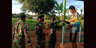 Prajurit Yonif 411 Kostrad Bagikan Takjil di Tapal Batas