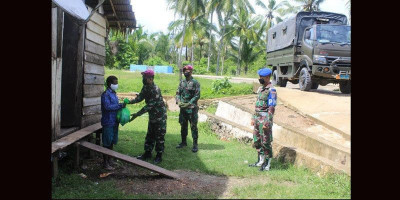 Menbanpur 3 Marinir Berbagi Kebahagiaan dengan Warga Terdampak Covid-19