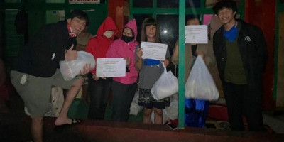 Prihatin, David Wong Bagikan Sembako ke Korban Youtuber Sampah Ferdian Paleka 
