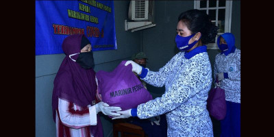Jalasenastri Marinir Bagikan Ratusan Sembako  