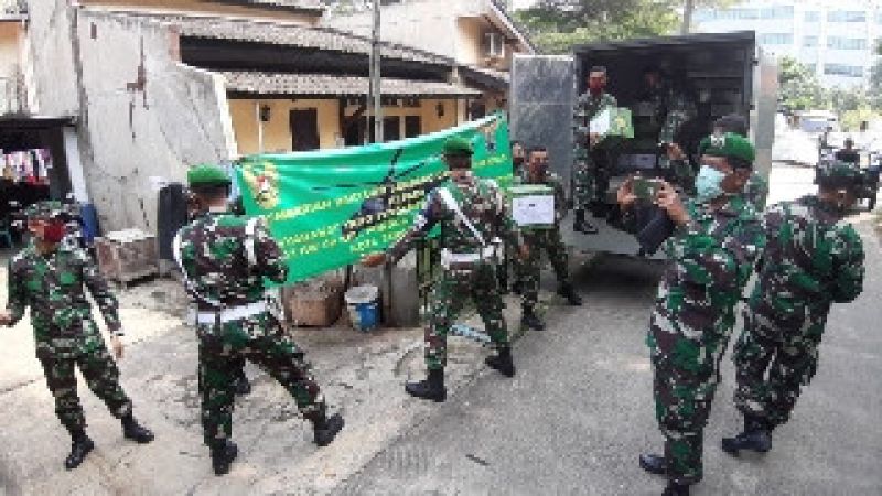 Ratusan Paket Sembako Danpuspenerbad Untuk Warga Terdampak Corona