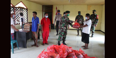 Prajurit Yonif 411 Kostrad Bantu Pemkab Merauke Distribusikan Sembako