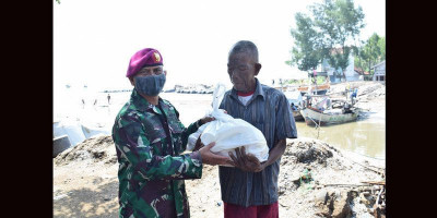 Brigif 1 Mar Bagikan Sembako kepada Nelayan Muara Gembong 