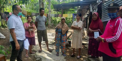 Anggota DPRD Pessel Bantu Masyarakat Terdampak Corona