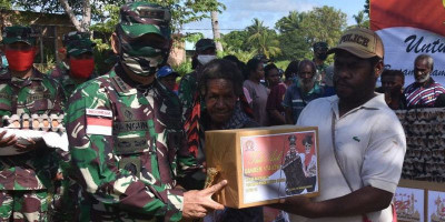 Danrem 174/ATW Merauke Berikan Tali Asih kepada Warga Terdampak Covid-19