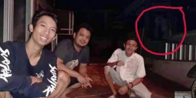 Foto Bareng Mahluk yang Tak Kasat Mata