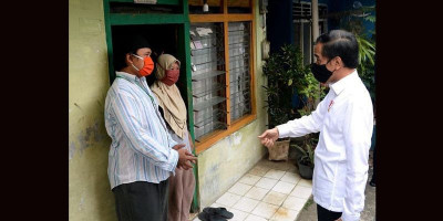Jokowi Pantau Langsung Penyaluran Bansos di Johar Baru