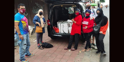 Angkatan '86 Bagikan Nasi Kotak dan Sirup